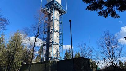 Bild: ck
Das Wetterradar Eisberg bei Rückersrieth (Gemeinde Moosbach) ist seit 1998 in Betrieb. Der Deutsche Wetterdienst hat die Schutzzonen um seine bundesweit 17 Wetterradare signifikant verkleinert. So kommen Windkraftanlagen, die im Umfeld solcher Stationen vor Jahren abgelehnt worden waren, erneut ins Gespräch.