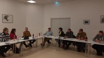 Bild: Josef Wittmann/exb
Bundestagsabgeordnete Martina Englhardt-Kopf spricht mit Vertretern des Bayerischen Bauernverbandes über aktuelle Entwicklungen in der Landwirtschaft.