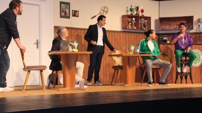 Bild: kro
Um die "Extrawurst" stritten die Schauspieler Johannes Aichinger, Jens Ulrich Seffen, Sascha Weinstein, Berkay Cetin und Claudia Lohmann (von links).