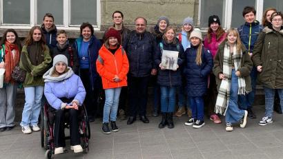 Bild: Witt/exb
Gruppenbild in München mit Schülerinnen und Schülern des Gregor-Mendel-Gymnasiums, des Max-Reger-Gymnasiums, des Dr.-Johanna-Decker-Gymnasiums und des Herzog-Christian-August-Gymnasiums. In der Mitte Studiendirektor Josef Witt, der die Fahrten organisierte.