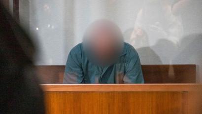 Bild: Daniel Vogl/dpa
Der Angeklagte sitzt im Gerichtssaal.