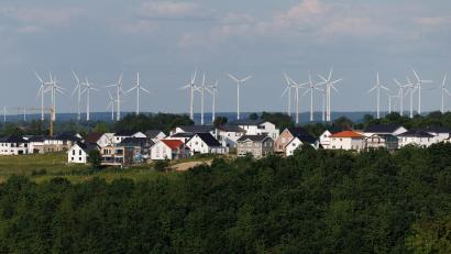 Symbolbild: Friso Gentsch
Die bisherigen Planungen der Stadt Weiden für Potenzialflächen für Windanlagen gehen von 800 Metern Abstand zu Siedlungsflächen aus. Das stört die CSU-Fraktion, die einen Antrag zum Stadtrat einreichte.