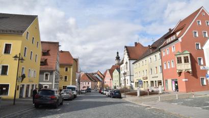 Bild: Andreas Royer
In der Sulzbacher Altstadt wird der ruhende Verkehr durch die Stadt seit 1992 selbst überwacht. Beschwerden gibt es dort aber auch immer wieder über Autofahrer, die durch die Rosenberger Straße rasen. Mit der Kontrolle des fließenden Verkehrs durch den Zweckverband kommunale Verkehrsüberwachung erhoffen sich die Stadtväter in diesem Bereich eine Verbesserung.