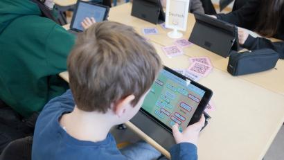 Bild: Marcus Brandt/dpa
Schüler arbeiten an einem Tablet während des Unterrichts. Wenn es nach dem bayerischen Philologenverband (bpv) geht, soll das zukünftig nicht mehr so oft passieren.