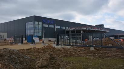 Bild: jr
Das Schott-Logistikzentrum an der Oberteicher Straße in unmittelbarer Nähe der Autobahn geht seiner Fertigstellung entgegen. Seit einigen Tagen ist das Firmenlogo an den riesigen Hallen angebracht.