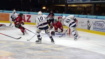 Bild: Christian Kaminsky
Die Blue Devils gewannen am Dienstag das zweite Achtelfinalspiel beim Herner EV nach einem 0:2-Rückstand mit 9:2. Hier schießt Martin Hlozek (rechts) zum 2:2 ein.