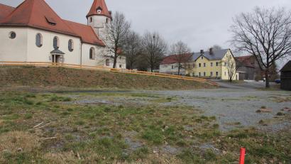 Bild: kro
Auf diesem brachliegenden Wirtsbauern-Areal unterhalb der Pfarrkirche will die Feuerwehr Großkonreuth eine 12 mal 25 Meter große Vereinsscheune errichten. Der Marktrat stimmte geschlossen zu.