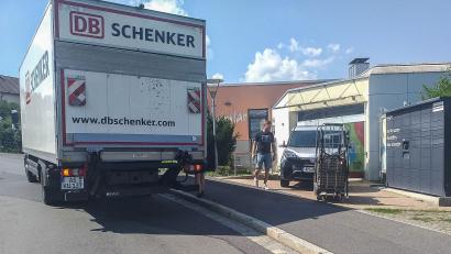 Bild: Thomas Kosarew
So sieht es an jedem Werktag um etwa 13.15 oder 13.30 Uhr an der Hockermühlstraße in Amberg aus. Sebastian Kramer bekommt Besuch von einem Transportunternehmen, das palettenweise Pakete abholt und aus Platzgründen mitten auf der Fahrbahn halten muss. Ab Mitte Oktober wird sich das ändern.