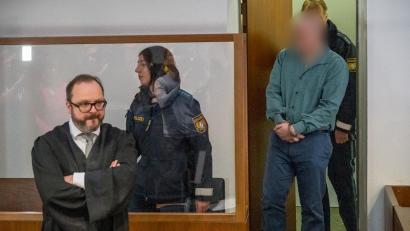 Archivbild: Daniel Vogl /dpa
Der Rechtsanwalt des Angeklagten (links) plädiert auf eine Freiheitsstrafe von sechs Jahren für seinen Mandanten.