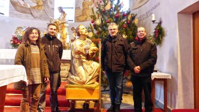 Bild: Pfarrei Erbendorf/exb
Die Figur des heiligen Petrus war kurzzeitig "außer Haus". Der Grund: Die Schlüssel wurden farblich umgestaltet. Auf dem Bild: Lisa und Matthias Schinner, Pfarrer Martin Besold und Mesner Markus Dietrich (von links), die die Figur während der Lichtmesszeit zurückbrachten.