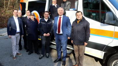 Bild: mfh
Einer von bundesweit nur sechs Spezialkrankentransportwagen vom Typ B ZS ist in Sulzbach-Rosenberg stationiert. Das Fahrzeug in Empfang nahmen (im Fahrzeug von links): Bereitschaftsleiterin Sulzbach-Rosenberg Claudia Donhauser und Bundestagsabgeordnete Susanne Hierl. Stehend vor dem Fahrzeug von links: BRK-Kreisverband-Geschäftsführer Sebastian Schaller, Landrat Richard Reisinger, Bereitschaftsleiter Sulzbach-Rosenberg Sebastian Schötz, Kreisvorsitzender Gerd Geismann, Kreisbereitschaftsleiter Bernd Lödel, Landtagsabgeordneter Harald Schwartz, Zweiter Bürgermeister Günter Koller.
