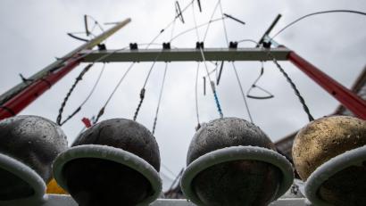 Bild: Daniel Karmann/dpa
Hammer hängen in einem Ständer. In Halle an der Saale gab es auch diesen Wettbewerb.