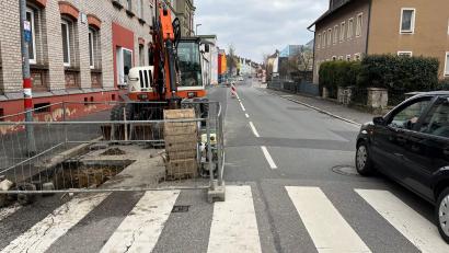 Bild: Petra Hartl
Außerhalb der Stoßzeiten geht's, aber wenn viel Verkehr stadteinwärts unterwegs ist, besteht hier Staugefahr - noch mehr, als ohnehin schon üblich. Die Schlachthausstraße in Amberg ist im Bereich der Einmündung zum großen Kreisverkehr halbseitig gesperrt.