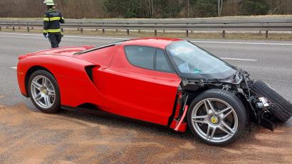 Bild: Berufsfeuerwehr München/dpa
Ein beschädigter Sportwagen steht nach einem Unfall auf der Autobahn 99 bei Oberschleißheim (Landkreis München).