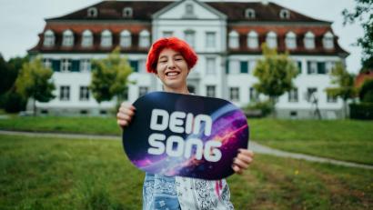 Bild: Sebastian Reiter/ZDF
Auf Schloss Salem beim Bodensee hatte die Burglengenfelderin Paula Zaindl (15) Gelegenheit, ihren Song noch weiter auszubauen.