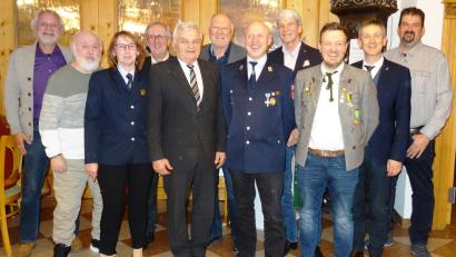 Bild: Norbert Mitlmeier/exb
Dem Jubilar Georg Bauer (Fünfter von links) gratulierten (von links): Norbert Mitlmeier (Zweiter Bürgermeister), Adolf Gassner (Männerchor Kümmersbruck), Silvia Meiler (FFW Garsdorf), Altbürgermeister Franz Mädler, Norbert Schmid (SPD Ursensollen), Richard Kaa (FFW Garsdorf), Michael Rischke (stellvertretender Landrat), Johannes Wenkmann (Edelweiß-Schützen Hohenkemnath), Bürgermeister Albert Geitner und Daniel Meuler (DJK Ursensollen).