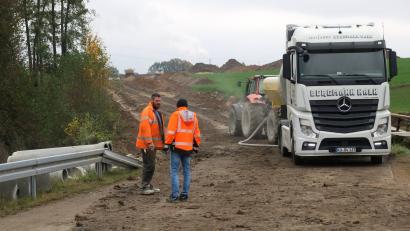 Bild: Hirsch
Der Landkreis hat die Kreisstraße SAD 5 von Ettmannsdorf nach Naabsiegenhofen inzwischen ausgebaut und will nun die Sanierung bis Gögglbach (1,86 km) fortsetzen. Doch die Grundstücksverhandlungen stocken. Die Maßnahme verzögert sich.