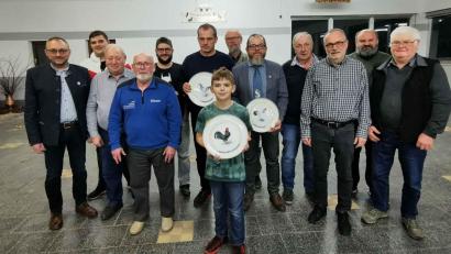 Bild: gz
Bürgermeister Markus Bauriedl (links), Bezirksvorsitzender Willibald Roauer (Dritter von links) und Kreisvorsitzender Werner Kennel (Fünfter von rechts) gratulieren den Bestplatzierten und Preisträgern. Zum Bayerischen Meister gekürt werden Johann Putzer (Vierter von rechts) und zum Jugend-Meister Emilio Joel Sauer (vorne).