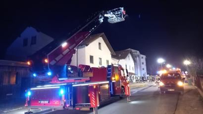 Bild: bl
Mit Hilfe der Drehleiter gelingt es der Feuerwehr, fünf Personen aus dem stark verrauchten Gebäude in Nittenau zu retten.