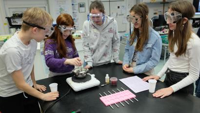 Bild: do
Der Feierstunde gingen gemeinsame Experimente deutscher und amerikanischer Schüler in den Experimentierbereichen der Middle School voraus.