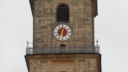 Bild: Wolfgang Steinbacher
Die Zeiger der Turmuhr an der Martinskirche funktionieren nicht mehr richtig.