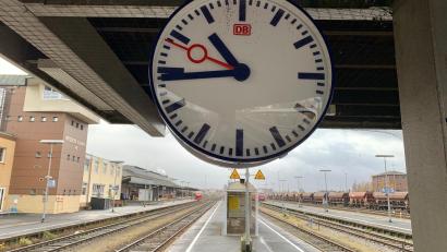 Archivbild: Gabi Schönberger
Leerer Bahnsteig, leere Gleise - wie hier in Weiden. Wegen des Bahnstreiks fahren aktuell kaum Züge durch die Oberpfalz.