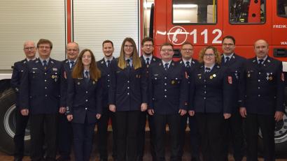 Bild: fla
Die neu gewählte Vorstandschaft der Feuerwehr Waldthurn mit Vorstand Valentin Reil (Fünfter von rechts) und seiner Stellvertreterin Kerstin Wittmann (Siebte von rechts)