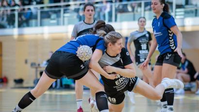 Archivbild: Günter Uschold
Die Frauen des HV Oberviechtach (im Bild Susanne Hauser, grau-schwarzes Trikot) wollen am Samstag gegen den HC Erlangen II den vierten Sieg in Folge landen.