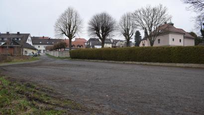 Archivbild: szl
Die 28 Parkplätze beim Friedhof in Bärnau sollen nun doch wieder senkrecht angeordnet werden. Außerdem wird zusätzlich eine Lademöglichkeit für E-Autos eingeplant.