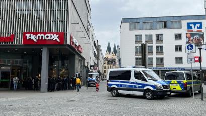 Bild: juh
Am Donnerstag zeigen Einheiten der Bereitschaftspolizei Präsenz vor dem Nordoberpfalz Center.