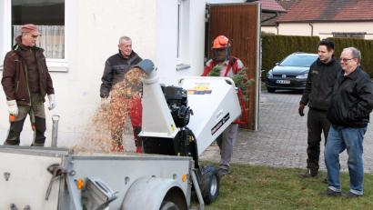 Bild: Stephan Landgraf/ exb
Ein Probelauf: Die Flosser Siedler mit Vorsitzendem Josef Barth (Mitte), den Gerätewarten Manfred Meierhöfer und Willi Hirsch sowie Ausschussmitglied Walter Barth (von links) erhalten von Matthias Lindner (Zweiter von rechts) die Einweisung für den neuen Häcksler.