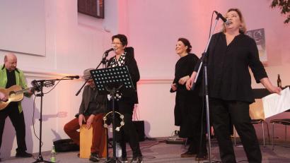 Bild: Hirsch
"Dieser Weg wird kein leichter sein". Beim Song von Xavier Naidoo verstärken die Theaterbühne-Ikonen Susanne Steinshorn (rechts) und Manuela Pürzel-Lehner (Mitte) das Trio Wolfgang Kamm, Hubert Treml und Kirstin Rokita (von links) beim Liederabend der Schwandorfer Theaterbühne in der Spitalkirche,