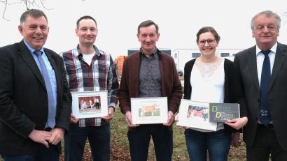 Bild: Hirsch
Der Vorsitzende des Rinderzuchtverbandes, Erich Pilhofer (rechts), und Zuchtleiter Thomas Nibler (links) zeichnen Josef Wendl, Georg Bäuml und Eva-Maria Bäuml (von links) für ihre Erfolge bei überregionalen Schauen aus.