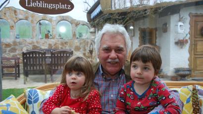 Bild: gsp
Der stolze Opa Heinrich Kapperer hält zwei seiner vier Enkel im Arm: Marie (2) und Anton (3).