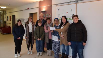 Bild: fla
Pfarrgemeinderatssprecherin Birgit Bergmann (Vierte von rechts) übergibt die Spende der Waldthurner Nikoläuse in Höhe von 700 Euro an die Oberärztin Stephanie Kiene (Dritte von rechts) und Stationsleiterin Susanne Siegert (Zweite von rechts).