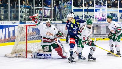 Archivbild: Tobias Neubert
Die Blue Devils empfangen am Freitag den Herner EV zum dritten Match im Play-off-Achtelfinale. Beim 4:1-Sieg der Weidener am vergangenen Sonntag (Szene) war Luca Gläser (blaues Trikot) an allen vier Treffern beteiligt (zwei Tore, zwei Assists).