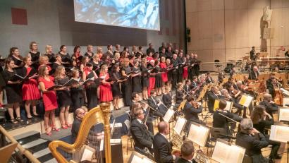 Archivbild: Jörg Otto
Singing Witt ist zusammen mit den Hofer Symphonikern auch dieses Jahr in der Max-Reger-Halle zu hören.