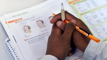 Symbolbild: Hendrik Schmidt / dpa
Menschen, die sich in Weiden integrieren wollen, müssen oft erst viele bürokratische Hürden nehmen. Erleichtern soll diesen Weg nun eine Website der Integrationslotsin.