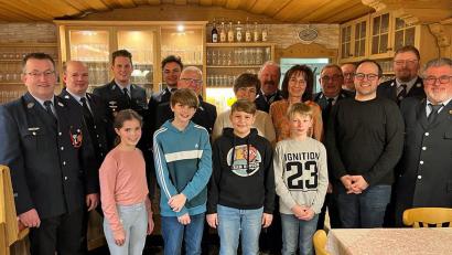 Bild: Tobias Labbert/exb
Der Vorstand der Feuerwehr mit den Neuaufnahmen (vorne, von links) Lea Treml, Lorenz Würth, Quirin Thoma, Jakob Treml, Daniel Fuhrmann.