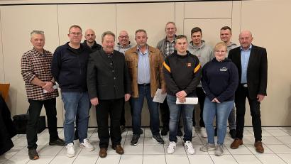 Bild: Franziska Kolbeck/exb
Vorsitzender Martin Reich (links), Mitterteichs Zweiter Bürgermeister Johann Brandl (Vierter von links) und Sport-Stadtverbandsvorsitzender Peter Haibach (rechts) gratulierten den ausgezeichneten Mitgliedern.