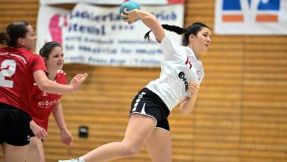 Archivbild: Hubert Ziegler
Paula Eckert (rechts/Szene aus dem Spiel gegen die HSG Nabburg-Schwarzenfeld) und ihre Sulzbacher Teamkolleginnen erwarten den TV Marktsteft.