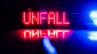 Symbolbild: Robert Michael/dpa
Ein Polizeiwagen steht an einem Unfallort.