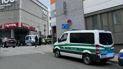 Bild: juh
Kleinbusse der Bereitschaftspolizei stehen am Donnerstagmittag vor dem NOC in Weiden.