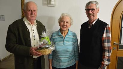Bild: fdl
Der Vorsitzende des Männerchors Ehenfeld, Wolfgang Falk (rechts), gratulierte dem ältesten, aktiven Sänger, Georg Schlosser, hier mit Ehefrau Armella, zum 85. Geburtstag.