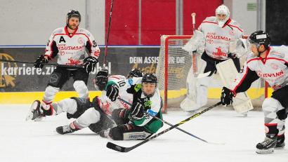 Archivbild: Thomas Schrems
Der EHC Stiftland Mitterteich (Szene mit Philipp Dürr im Match gegen Gebensbach) trifft im Play-off-Halbfinale der Eishockey-Bayernliga auf den EV Bad Wörishofen.