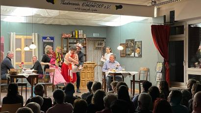 Bild: lei
Aus dem Publikum duften die letzten fünf Minuten Bürgermeister Hermann Mertel und Gemeinderat Peter Mauritz aus Edelsfeld das Gasthaus mit füllen und wurden dabei voll in das Spiel mit eingebunden.
