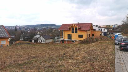 Bild: Portner
In der Erika-Odemer-Straße in Oberviechtach füllen sich die Baulücken. Bei den hinteren Parzellen fällt das Gelände talseitig ab, was eine teilweise Nutzung des Kellergeschosses ermöglicht.