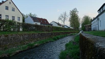 Archivbild: ui
Die Floß soll kurz vor ihrer Mündung in Neustadt mehr Platz bekommen, um den Hochwasserschutz und die Ökologie sowie den Erlebniswert des Gewässers zu verbessern.