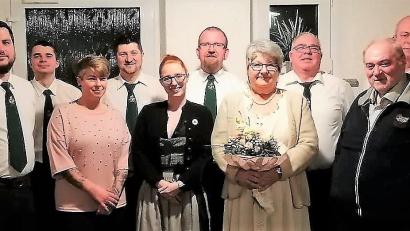 Bild: rgr
Der „Falkenhorst“-Vorstand (von links): Matthias Werner, Benedict Schmidt, Monja Hochmuth, Christopher Dotzler, Christina Lösch, Stefan Brändl, Elisabeth Werner, Josef Schönberger, Gerhard Mark (Stadtverband) und Emil Bergler.