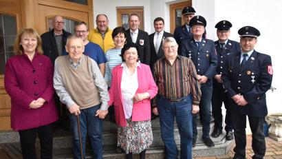 Bild: no
Jubilar Hans Stief (vorne, Zweiter von links) mit Ehefrau Lene freute sich zu seinem 80. Geburtstag über die Glückwünsche von Bürgermeisterin Brigitte Bachmann (links), Pfarrer Thomas Schertel ( Zweiter von links) sowie Abordnungen der SRK Illschwang und der Feuerwehr Sunzendorf.